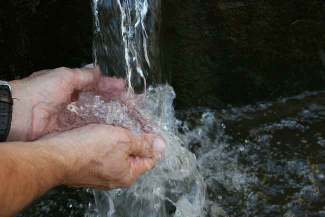 Hände im Wasser